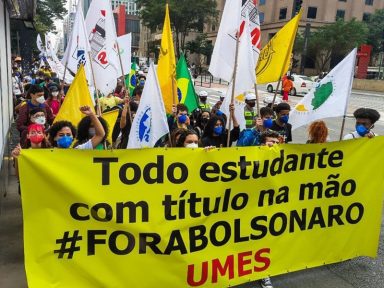 Estudantes protestam contra Bolsonaro: “Todos com o título na mão!”
