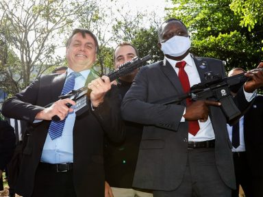 Bolsonaro chama de idiota quem reclama do feijão caro e diz: “vai comprar fuzil, pô”
