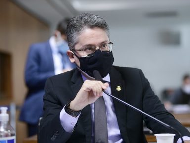 CPI tem clareza que Bolsonaro retardou a vacina e desinformou a população, diz senador