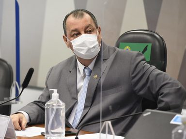 Aziz para bolsonarista: “esse é um governo desqualificado que levou a quase 600 mil mortes”