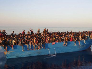 Barco com 539 imigrantes líbios é resgatado na Itália