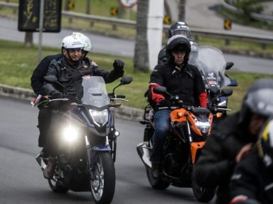 Bolsonaro aglomera e espalha vírus em SC; apoiador cobra dele “baixar a gasolina”