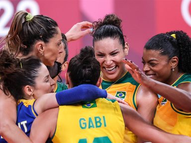 Brasil vira contra a Rússia e vai às semifinais no vôlei feminino