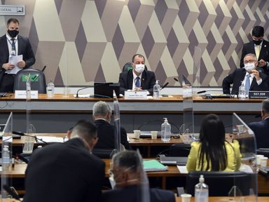 CPI aprova reconvocação de Elcio Franco e pedido para afastar Mayra Pinheiro