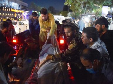 Ataque terrorista mata e fere dezenas no  aeroporto de Cabul