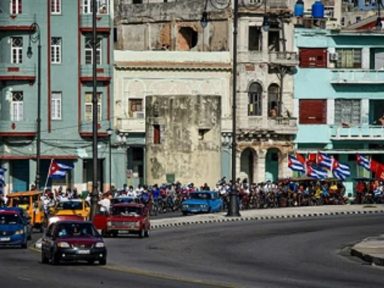 Caravana de jovens cubanos atravessa a orla de Havana em apoio à Revolução e defesa da soberania