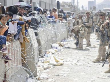Caos no aeroporto de Cabul resume 20 anos da ocupação, relata jornalista afegã