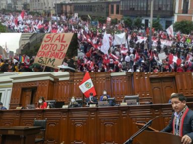 Peruanos apoiam Castillo e Congresso derrota fujimorismo