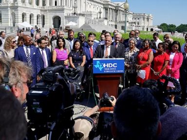 150 deputados exigem em Washington que lei contra supressão de votos seja aprovada já