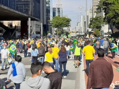 Bolsonaro volta a ameaçar eleições em atos “por voto impresso”