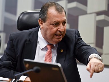 “Bolsonaro sabe que cometeu crime no caso da Covaxin”, afirma Omar Aziz