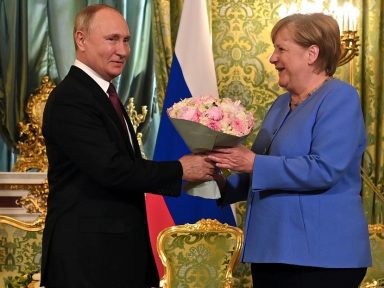 Merkel visita Putin e enfatiza importância do diálogo com a Rússia