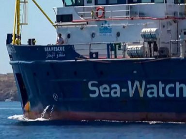 Só depois de 8 dias no mar, barco é autorizado a desembarcar na Itália 257 resgatados no Mediterrâneo