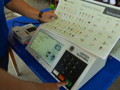 Associação dos Peritos da PF diz que urnas são seguras “sem qualquer evidência de fraudes”