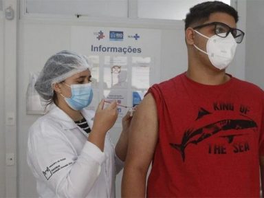 Governo federal não envia doses e Rio volta a suspender vacinação de adolescentes