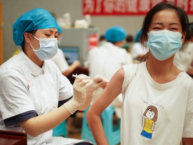 China imuniza 777 milhões e acelera vacinação de jovens com 12 a 17 anos