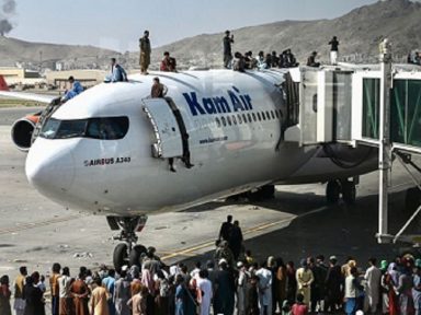 CNN admite: ‘panfletagem’ eletrônica de vistos gerou o caos no aeroporto de Cabul