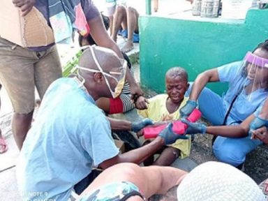 Equipe médica solidária de Cuba atende aos feridos no terremoto do Haiti