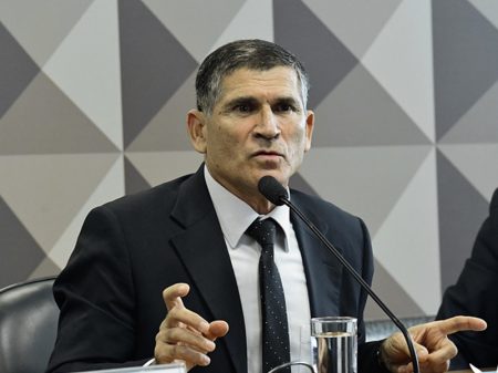“Ao provocar militares, Bolsonaro trai o espírito da Constituição”, diz general Santos Cruz