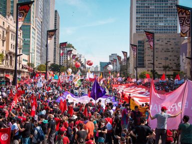 Ato em defesa da democracia e da vida e contra Bolsonaro ocupa o Anhangabaú, em São Paulo