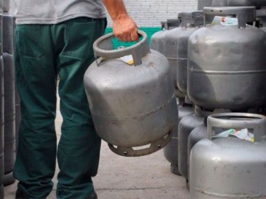 Gás de cozinha sobe cinco vezes mais que a inflação e já é vendido a R$ 135