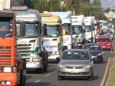 Frente de Caminhoneiros repudia atos antidemocráticos convocados por Bolsonaro