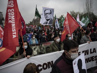 Chilenos homenageiam Allende e preparam enterro da Carta pinochetista