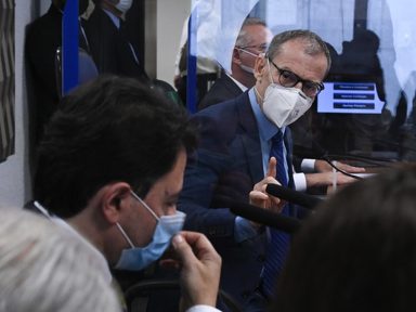 Contarato se insurge contra empresário bolsonarista na CPI por ataque homofóbico