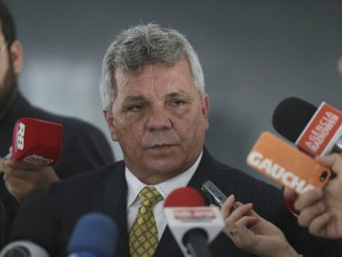 Fraga: “Bolsonaro atrasou a vacinação, as pessoas ficaram sem vacina e muitas morreram”