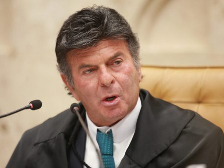 Bolsonaro mente: diz que Fux espalha fake news e que Barroso cometeu crime