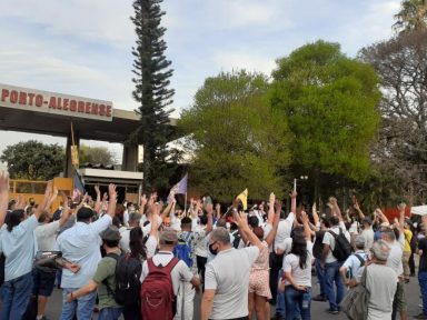 Funcionários iniciam greve na Carris após votação truculenta aprovar extinção de cobradores