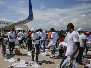 Em meio à comoção causada pelos maus-tratos contra haitianos, Biden acelera deportações