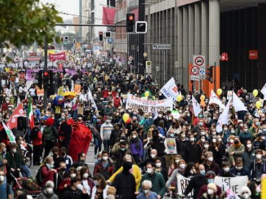 Manifestação antifascista leva multidão às ruas de Berlim