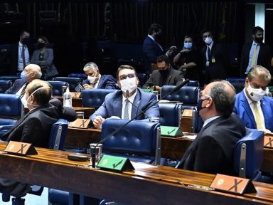 Senado aprova PL que afrouxa lei da improbidade e dificulta punição de políticos