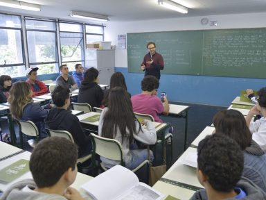 Professores brasileiros têm os piores salários entre 40 países, aponta estudo da OCDE