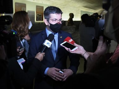 Randolfe: “disseminação da cloroquina foi acordo entre Bolsonaro e Prevent”