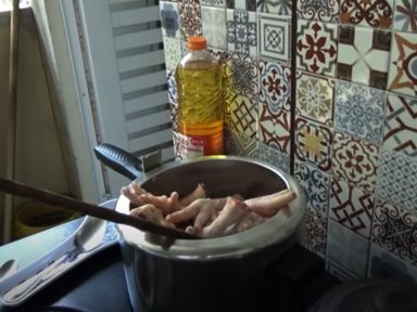 Preço do pé de frango sobe 100%