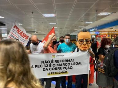 Servidores recebem parlamentares em Brasília com protesto contra desmonte do serviço público
