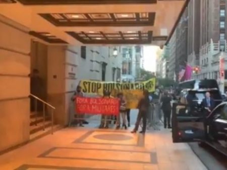 EUA: restou a porta dos fundos do hotel para Bolsonaro fugir de protesto