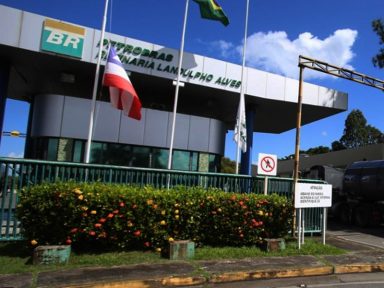 Governo sufoca refinarias em prol de estrangeiros