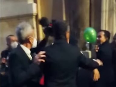 Seguranças agridem jornalistas do Brasil,  impedidos de cobrir passeio presidencial