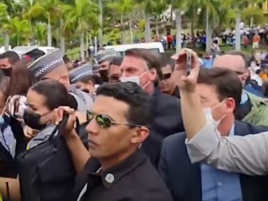 Bolsonaro é recebido com vaias, gritos de “assassino” e “fora!” em Aparecida