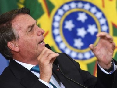 Bolsonaro volta a ameaçar Saúde e Educação se veto sobre absorventes for derrubado