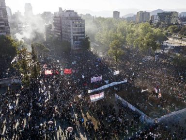 “Fora Piñera” reúne multidões no Chile na celebração de dois anos do levante social