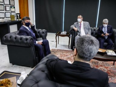Aziz entrega relatório final da CPI ao presidente do STF: “que a justiça seja feita”