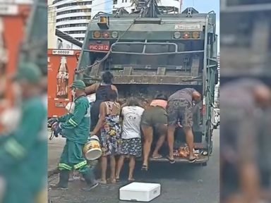 Mulheres reviram caminhão de lixo por comida