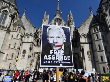 Corte inglesa nega a Assange direito de comparecer à audiência sobre extradição aos EUA