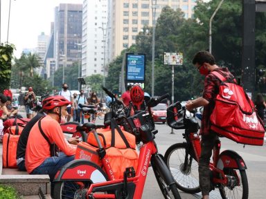 Sem direitos trabalhistas, número de entregadores por aplicativo cresce 979% em cinco anos