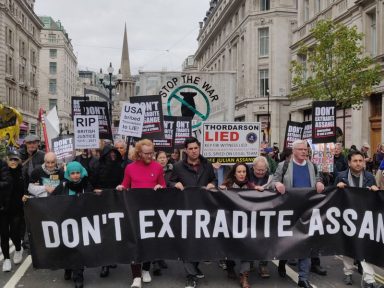 Ingleses exigem nas ruas a liberdade do jornalista Assange