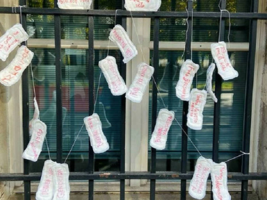Protesto com absorventes na embaixada do Brasil em Paris repudia veto de Bolsonaro